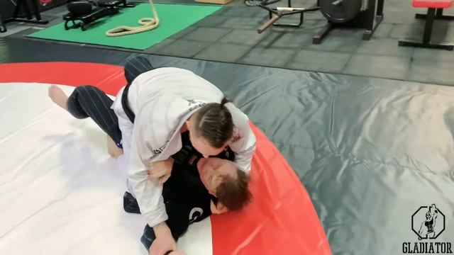 Анализ тренировочной схвати по бразильскому джиу джитсу в #ги / Борьба против тяжеловеса