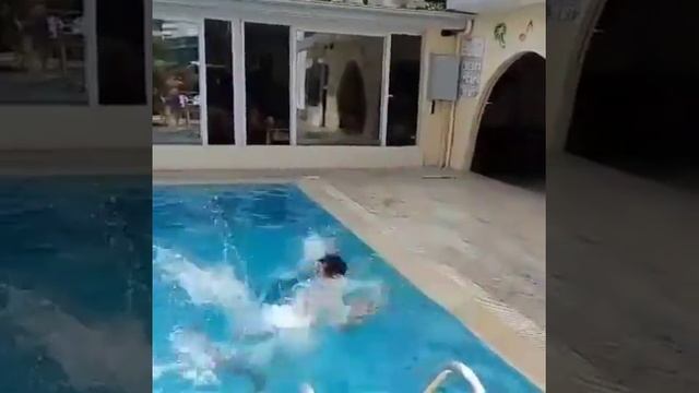 Кувырок в бассейн с рук