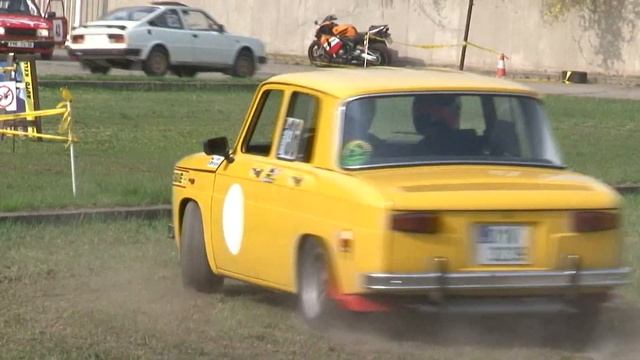 Renault 8 vs Škoda 130 při závodě. смотреть онлайн