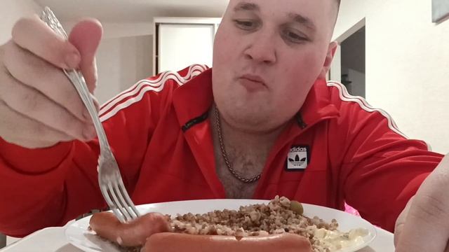 МУКБАНГ СОСИСКИ С ГРЕЧКОЙ и ЭНЕРГЕТИК / ОБЖОР Сосиски соус кетчуп, майонез и горчица / АСМР ЕДА