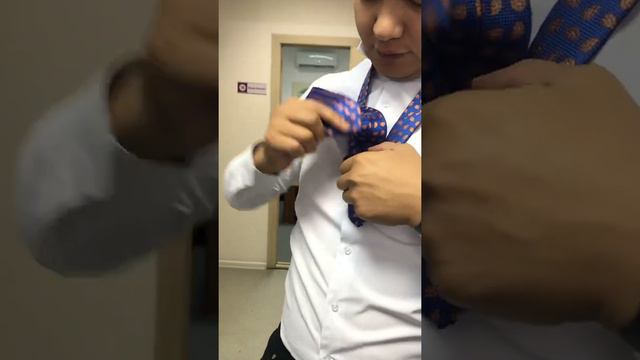 Учимся правильно завязывать галстук. В своей стильной рубрике Бибинур Бакеева специально для вас. смотреть онлайн
