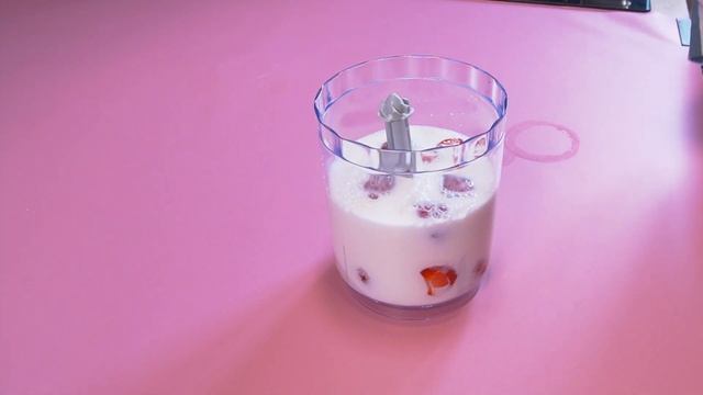 Молочный коктейль из клубники смотреть онлайн