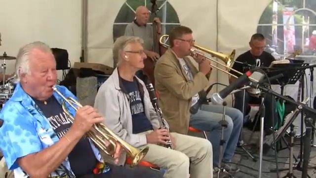When the Saints go marching in. Jazz. City Hall Stompers med Julia Frölich 13 years old смотреть онлайн