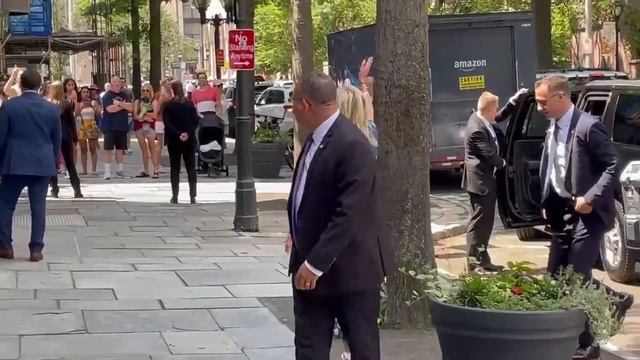 "Ваш муж - худший президент, которого мы когда-либо имели, вы должны нам деньги за бензин“. смотреть онлайн