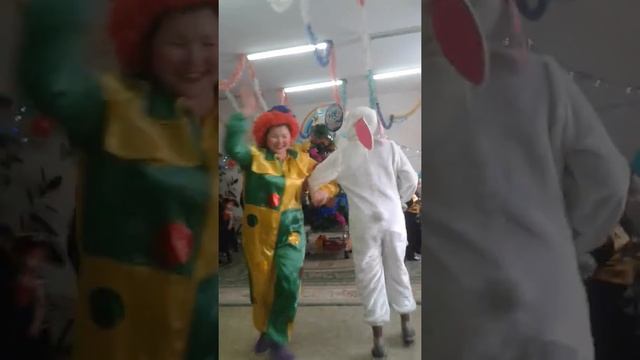Маленький Дед Морозик танцует смотреть онлайн