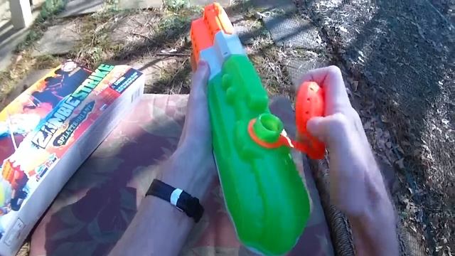 Review: Zombie Strike Splatter Blast Super Soaker (Glowing Nerf Water Gun) смотреть онлайн