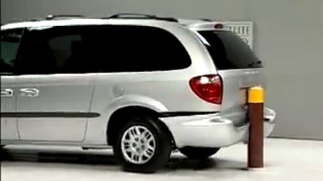 Crash Test 2001 Dodge Grand Caravan / Chrysler Town and Country (5 M.P.H) Rear into Pole IIHS смотреть онлайн