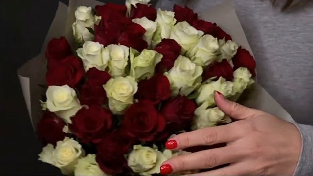 Букет из 51 красной и белой розы 35 см Кения смотреть онлайн