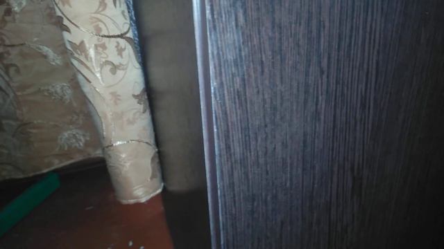 Ругаюсь на угол потому что, он дерется (а он молчит) смотреть онлайн