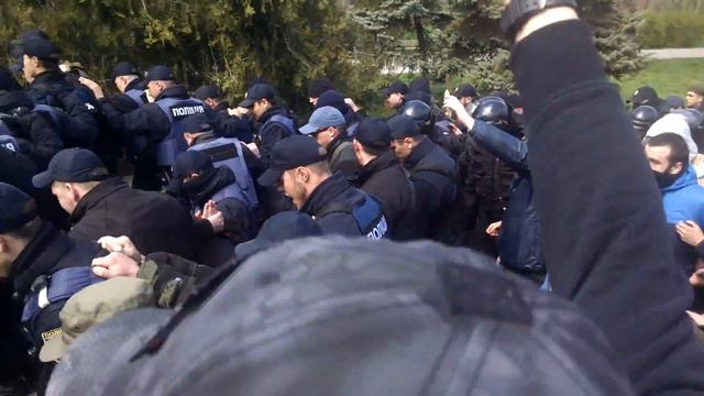 Odessa1.com - Полиция задержала зачинщиков беспорядков на Аллее Славы, 10 апреля смотреть онлайн