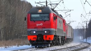 ЭП2К-345 со скорым поездом Владивосток - Москва