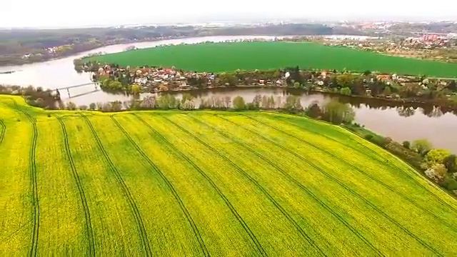 Проліт дрона над річкою , в Європі. смотреть онлайн