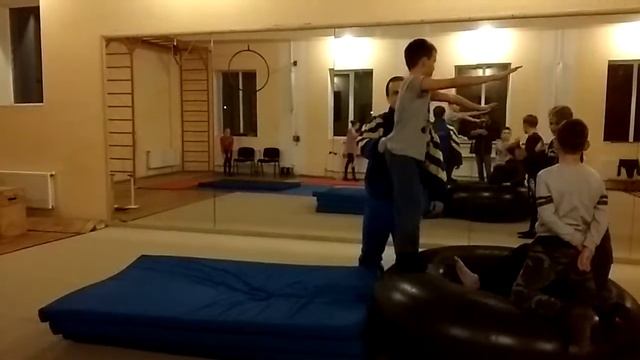 Азы акробатики. Отработка сальто назад