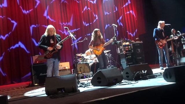 Phil and Friends sp. guest Warren Haynes "The Wheel" (Hunter, Kreutzmann) Salt Shed, Chicago 3-12-2 смотреть онлайн