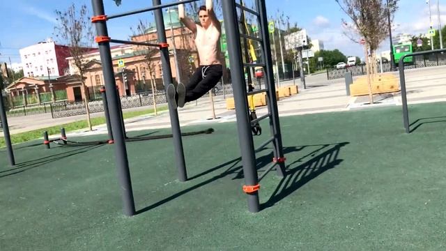 Парень и девушка тренируются на открытом воздухе. Workout Екатеринбург. смотреть онлайн