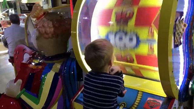 Играем в игровом центре Остров развлечений Максим и Никита смотреть онлайн