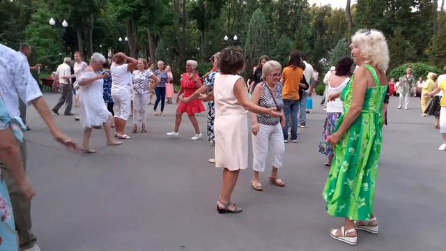 В КИЄВІ ГАРНІ МОЛОДИЦІ!💃🕺🙂/ТАНЦЫ В ПАРКЕ ГОРЬКОГО ХАРЬКОВ ИЮЛЬ 2021 смотреть онлайн