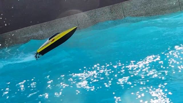 Volantex Vector XS and Vector 30 RC Boat Wave Jumping and Bashing смотреть онлайн