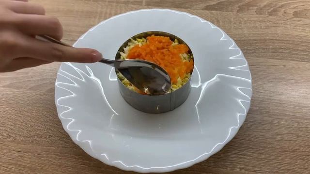 Понадобится кольцо, пакет и ложка!!! Оформление классического салата «сельдь под шубой». смотреть онлайн