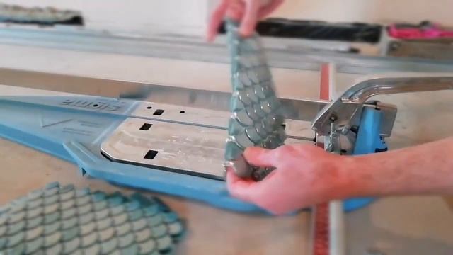 Мозаика рыбья чешуя ? режу с помощью плиткореза Sigma смотреть онлайн