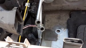 Причина влаги под ногами . Дренажная трубка кондиционера  Nissan Almera 3 поколение