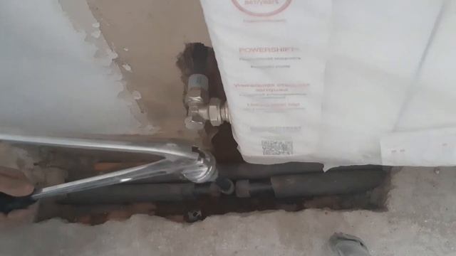 МОНТАЖ ТРУБ ИЗ СШИТОГО ПОЛИЭТИЛЕНА//ПЕРЕНОС ТРУБ РАДИАТОРА ИЗ ПОЛА В СТЕНУ смотреть онлайн