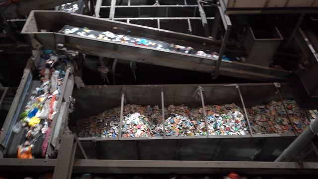 Inside a Recycling Centre | Veolia London смотреть онлайн