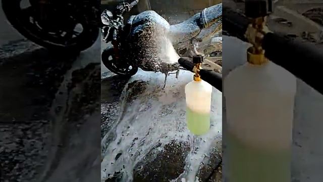 Видео обзор работы пенной насадки (пеногенератор) для Керхер смотреть онлайн