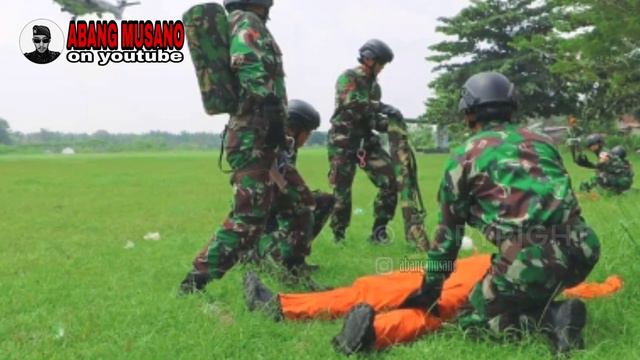 HELIKOPTER TEMPUR TNI AU DITEMBAK | PASKHAS EVAKUASI 1 ORANG PILOT смотреть онлайн
