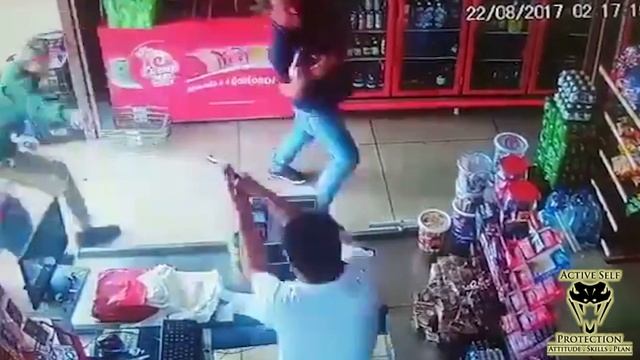 Store Owner Gets the Drop on Robbers | Active Self Protection смотреть онлайн