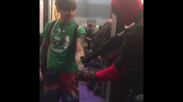 Deadpool Cosplay Vs Wolverine Tattoo смотреть онлайн