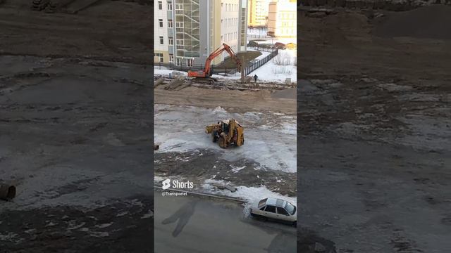 Экскаватор погрузчик решил покататься покружится на льду #Shorts смотреть онлайн