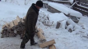 колка дров  колуном и железными клиньями
