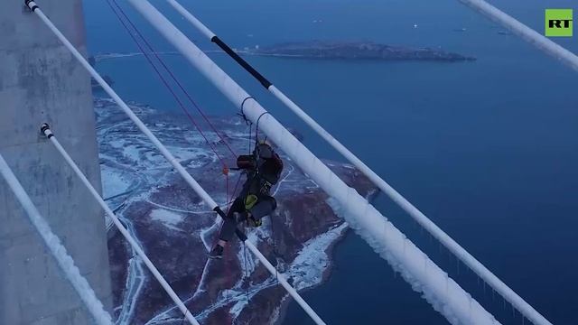 DEITA.RU Во Владивостоке ванты моста на Русский очищают ото льда молотком