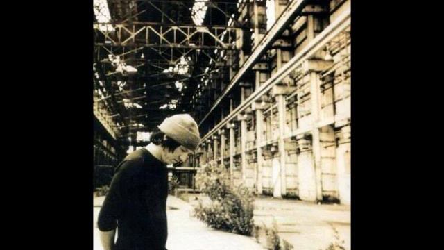 Elliott Smith - Between The Bars (Orchestral) смотреть онлайн