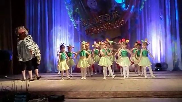 Рогачёвский ДК - Танец "Цветочки" (02.06.2011) смотреть онлайн