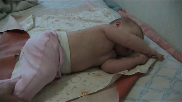 Когда ребенок начинает переворачиваться на бочок смотреть онлайн