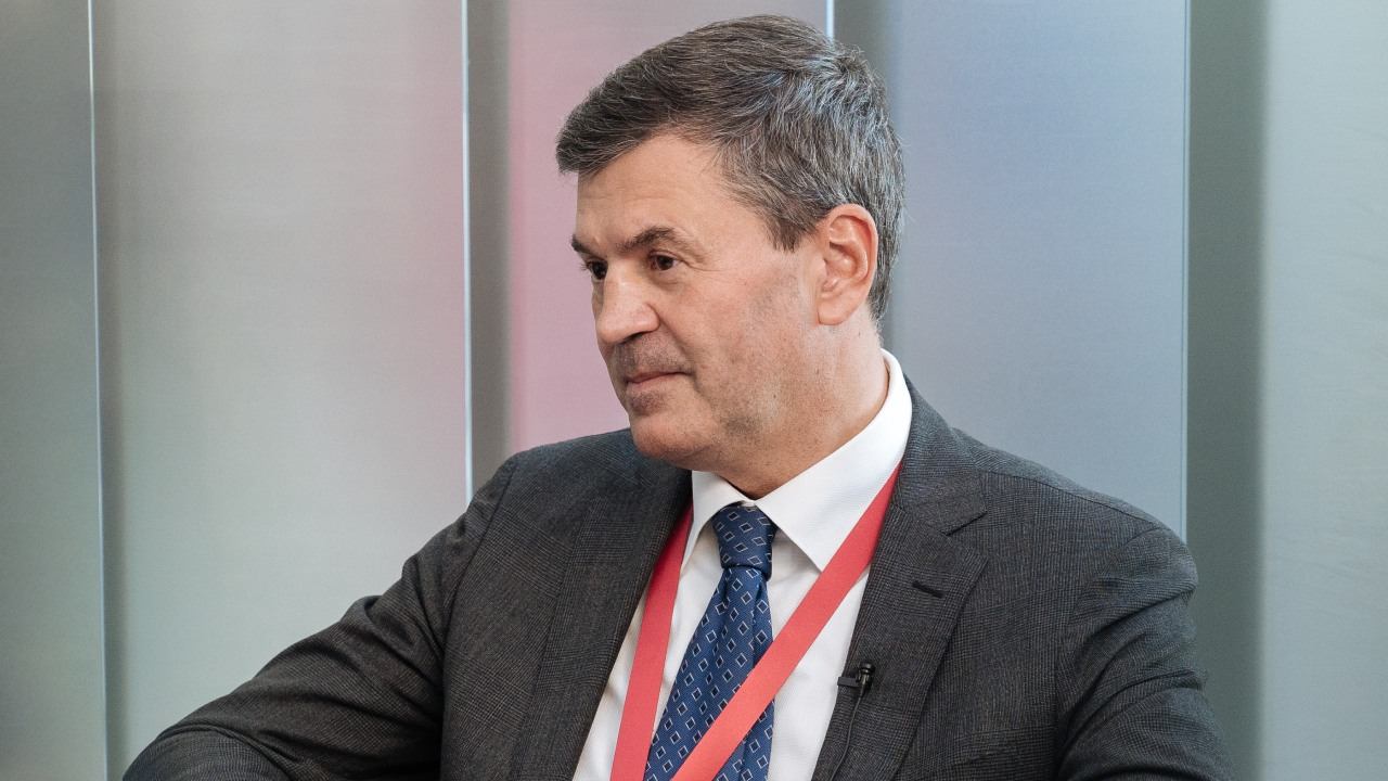 Интервью с Алексеем Комиссаровым, генеральным директором АНО «Россия — страна возможностей» смотреть онлайн