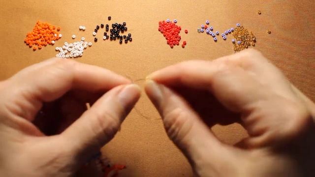 Самоучитель по бисероплетению. Часть вторая (новогодние игрушки). Изделие № 18 