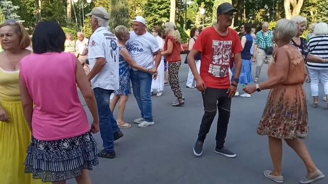 Шлёпали шлёпки мои и тапки!!! ??Танцы в парке Горького!!!?? Харьков 2021 смотреть онлайн