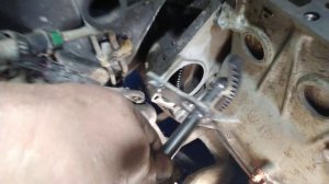 Фиксатор маховика нива - при закручивании или откручивании гайки шкива коленвала .