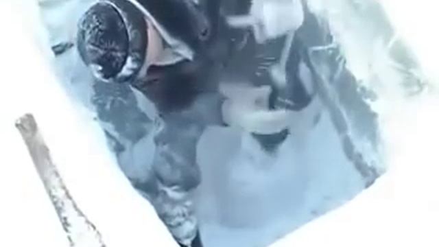 Зимняя рыбалка в России - попробуй докопаться до воды смотреть онлайн