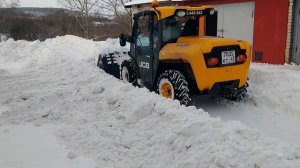 Выталкивание тяжелого снега компактным телескопическим погрузчиком JCB
