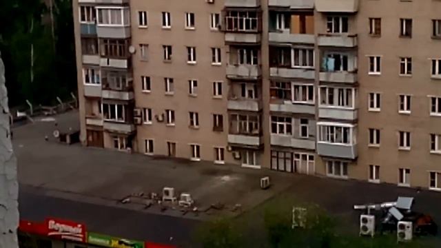 Страна бомжей 1 ! Женщина вешает бельё на крыше магазина! )) смотреть онлайн