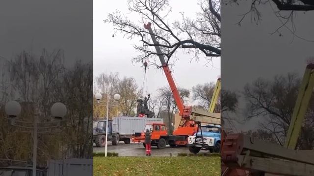 В Измаиле (Одесская область) демонтировали памятник Суворову. смотреть онлайн