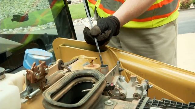 Daily Fluid Checks for the Cat® 416F, 420F and 430F Backhoe Loaders смотреть онлайн