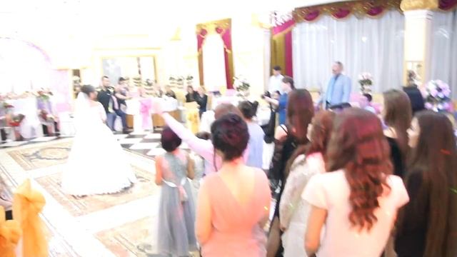 Невеста кидает букет на свадьбе!!! смотреть онлайн