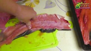 Эти котлеты из хребтов лосося готовят тазами, а съедаются они за минуты, сочные рыбные котлеты тут