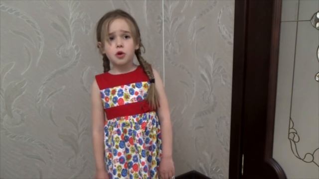 ВЕСНУШКИ / Девочка поет детскую песню / ДЕТСКИЕ ПЕСНИ смотреть онлайн