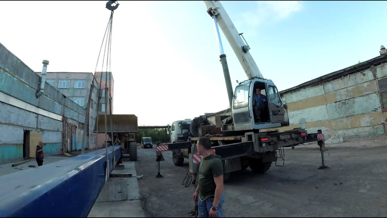 Начали разбирать стрелу, вытягиваем три секции из основной. Автокран Галичанин КС-65713-1.